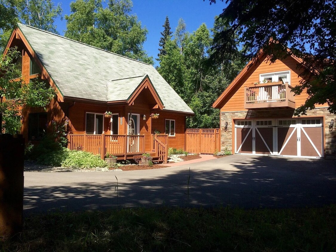 Primary Photo - Charming 2-Bedroom Home with Mother-In-Law...