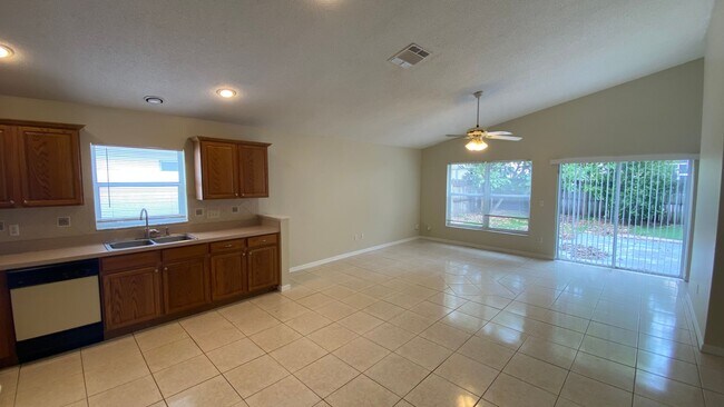 Foto del edificio - 4 Bedroom, 2 Bath Single Family Home in Or...