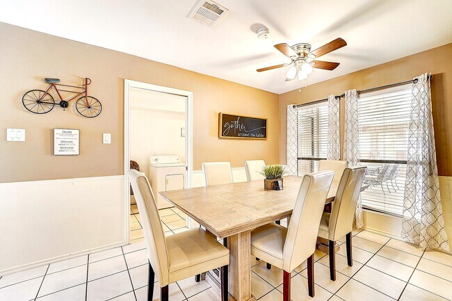Foto del edificio - 8111 Pine Green Ln