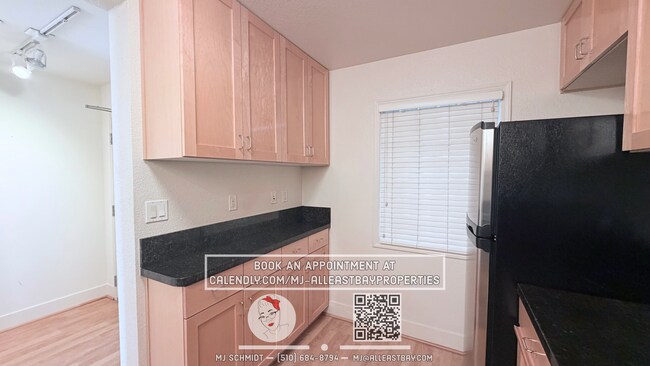 Foto del edificio - Beautiful two-story residence with 2 bedrooms, 2 bathrooms and balcony with views of the city loc...