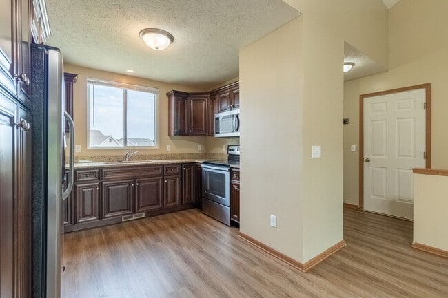 Building Photo - Newer Construction Home in Excellent Famil...