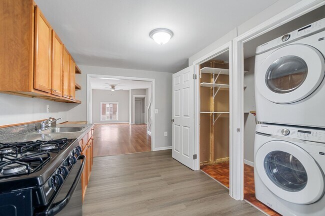 Building Photo - Fully Renovated & Fenced Backpad!