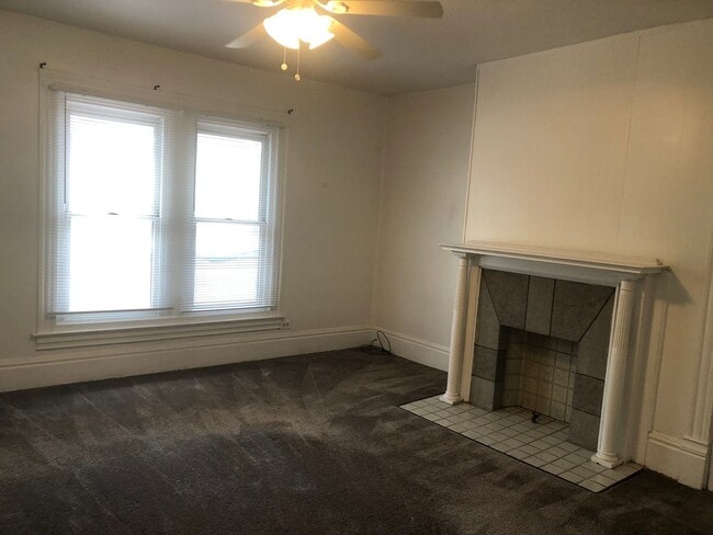 Building Photo - Bellevue - 2 BR Duplex, 2nd floor, 1 Bath!