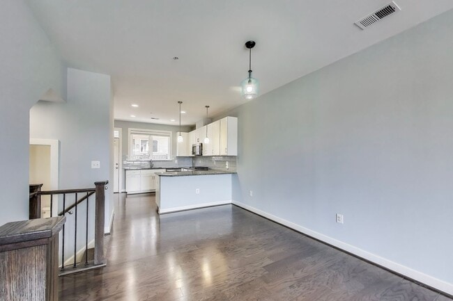 Building Photo - Stunning 3BD/3.5BA luxury 4-level townhouse in Great Location!