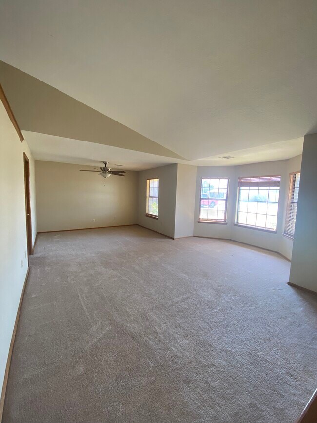 Building Photo - 4409 SW Parkway Dr