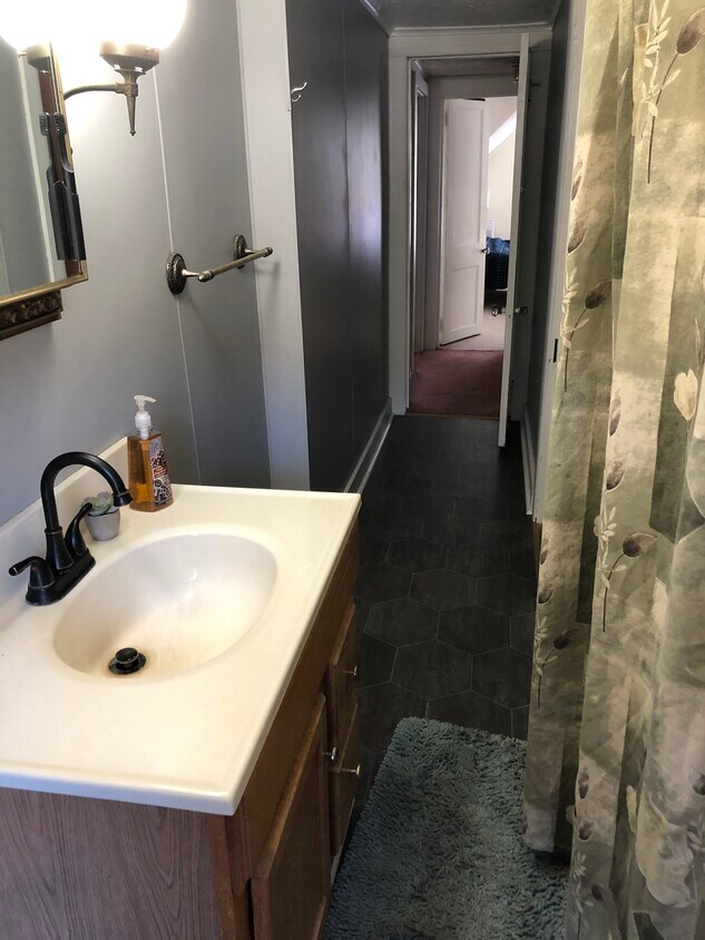 22 Tunxis Rd, Tariffville, CT 06081 Townhome Rentals in Tariffville