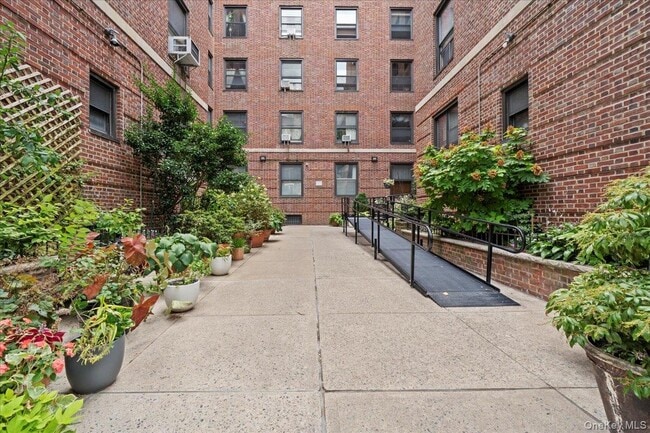 Foto del edificio - 117 Seaman Ave