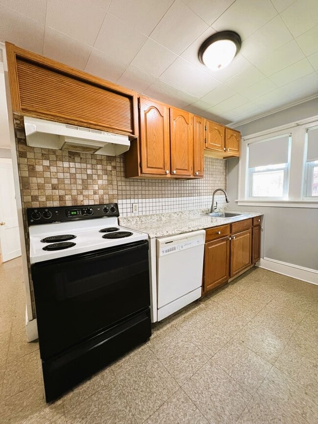 135 Appleton Ave Unit 1B, Pittsfield, MA 01201 Room for Rent in