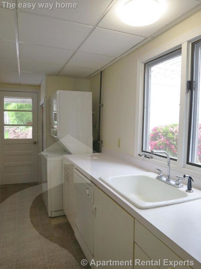 Building Photo - 3 bedroom in Medford MA 02155
