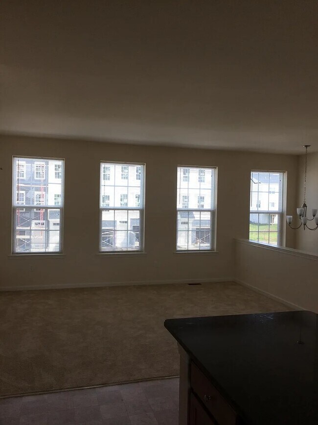 Sala de estar con vistas a la entrada - 535 Liam Pl