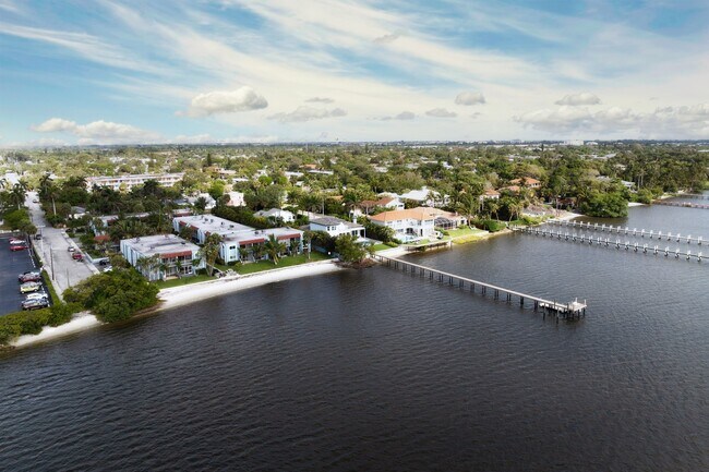 Foto del edificio - 1432 S Lakeside Dr