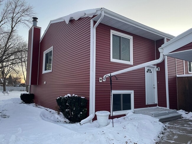 Building Photo - 3 Bed Town Home in West Fargo - MOVE IN IN...