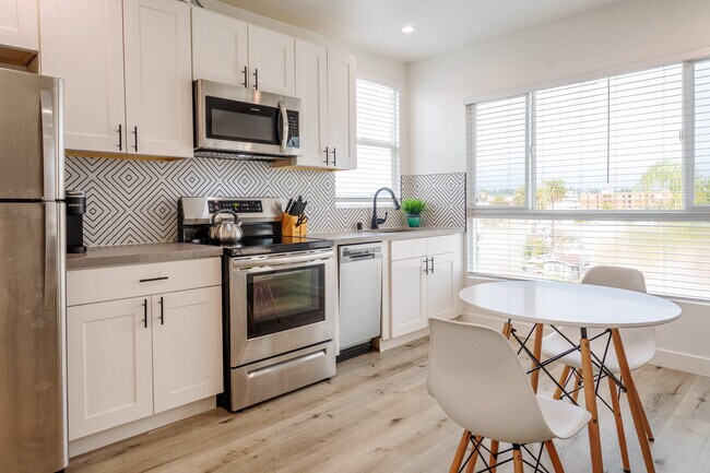 Foto del edificio - 331 1/2 N Alexandria Ave