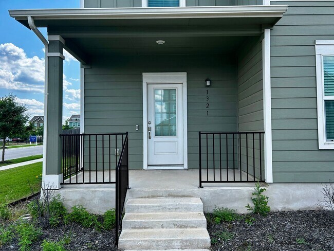 Building Photo - 2021 4/2.5 house in Devine Lake
