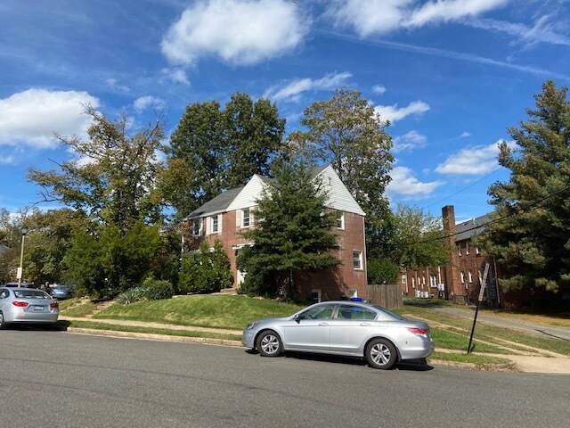 Building Photo - 621 N Nelson St