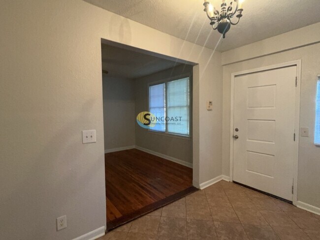 Building Photo - A Charming 2 Bedroom!