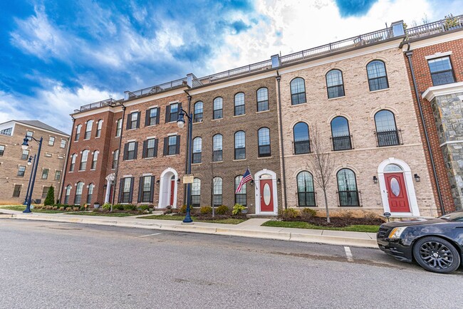 Building Photo - Luxury Townhome with Stunning Views and Pr...