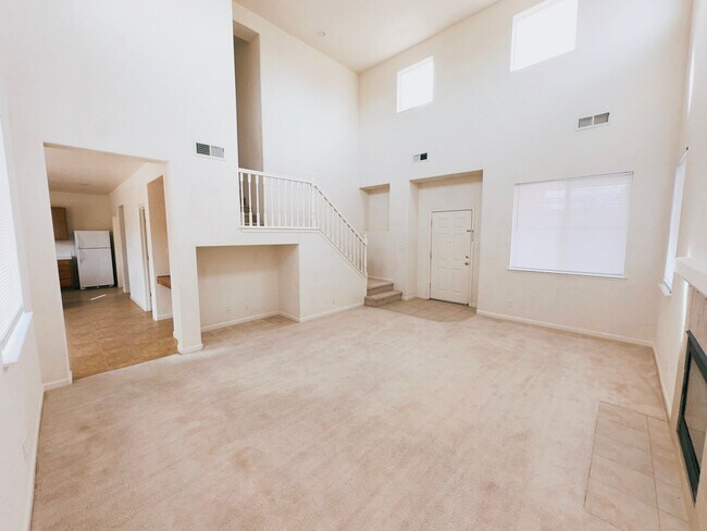 Building Photo - Charming 3 Bedroom
