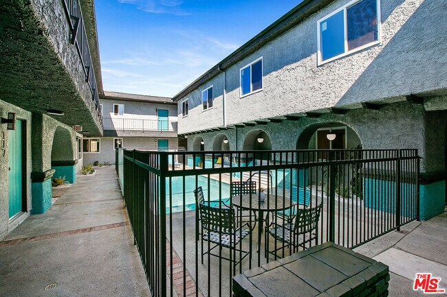 Foto del edificio - 6640 Woodley Ave