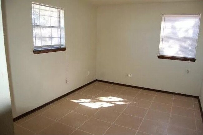 Building Photo - 5125 S Briarwood Dr