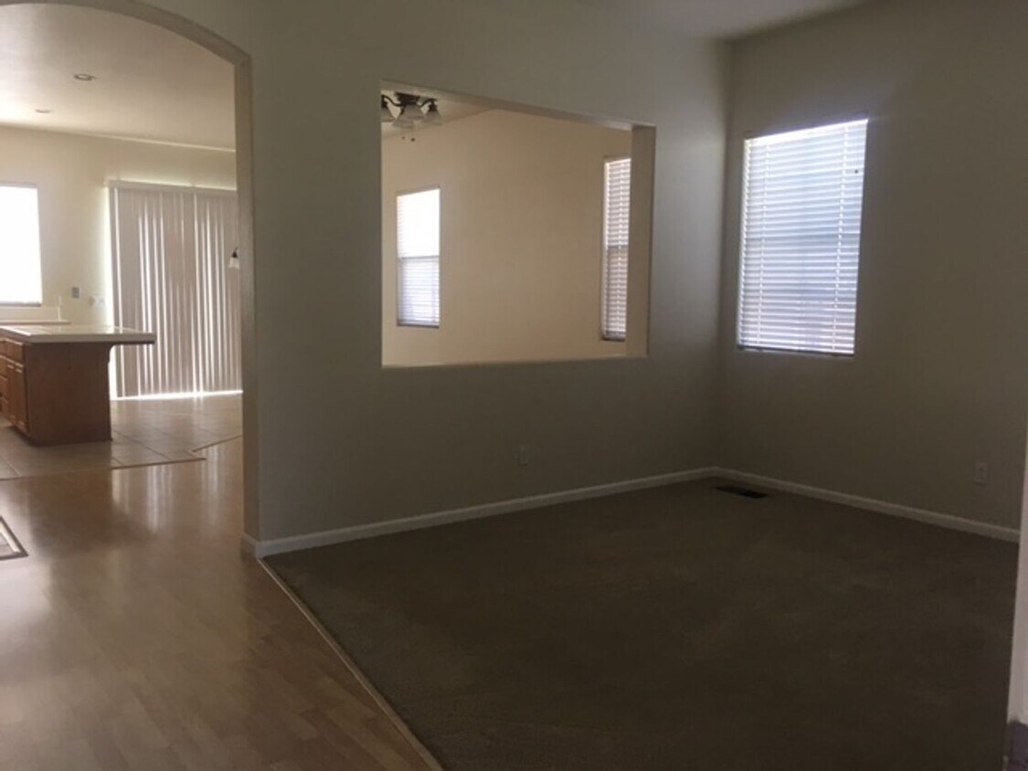 Foto principal - 3 bedroom, 2 bath home in South Meadows