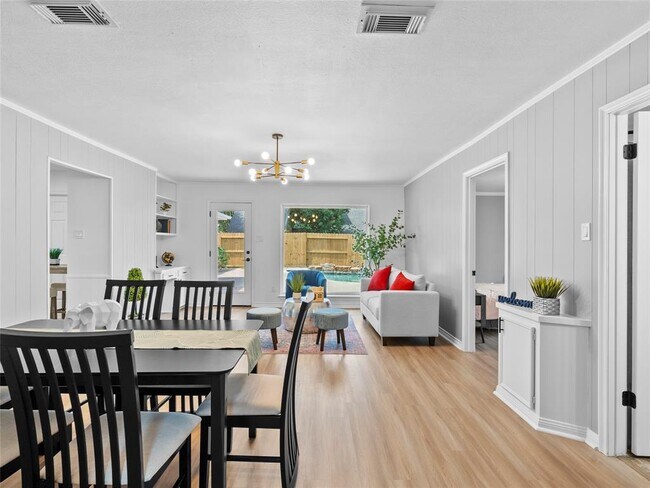 Building Photo - 207 Burgundy Ln