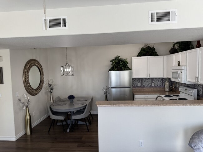 Building Photo - 2030 Rancho Lake Dr
