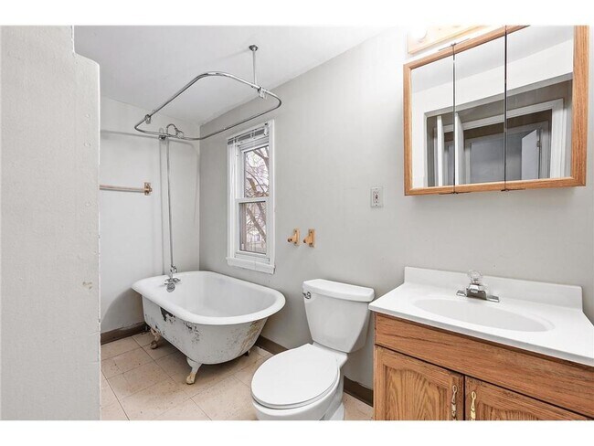 Building Photo - June 1st MOVE IN- Close by Hamline RENTAL-...
