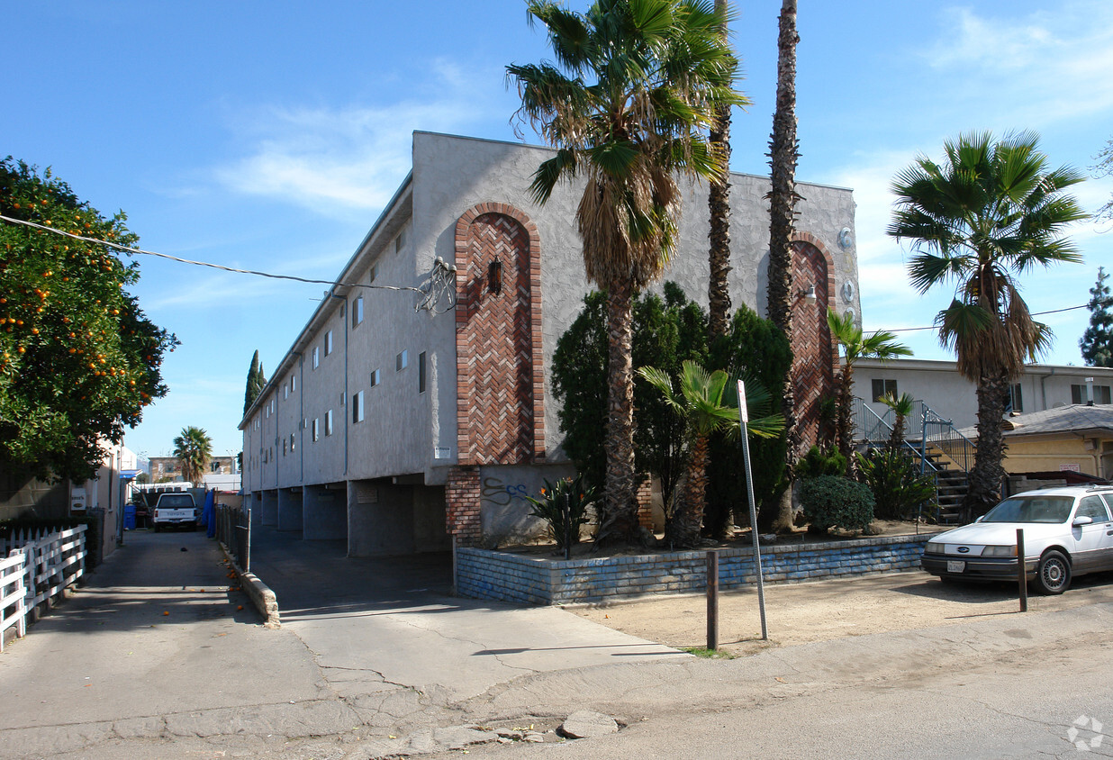 Foto principal - 6902 Vesper Ave