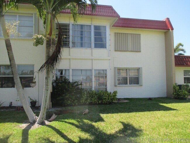 Foto del edificio - 106 Lake Dora Dr