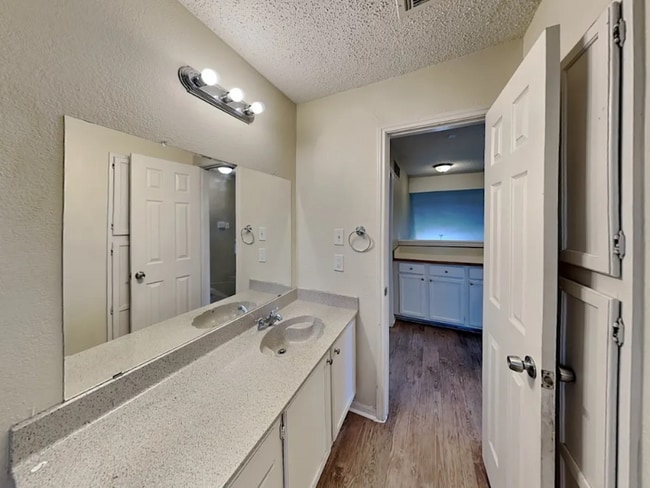 Foto del edificio - 4110 Devon Ct