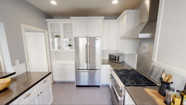 Building Photo - 355 N Mansfield Ave