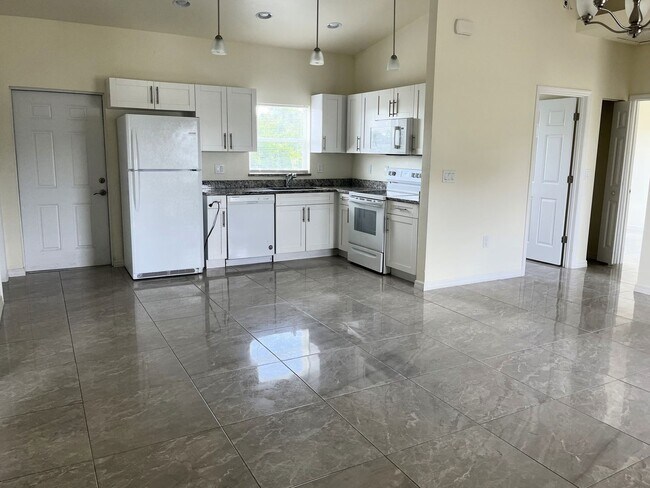 Building Photo - Move in Ready, Three Bed/2 bath-Close to S...