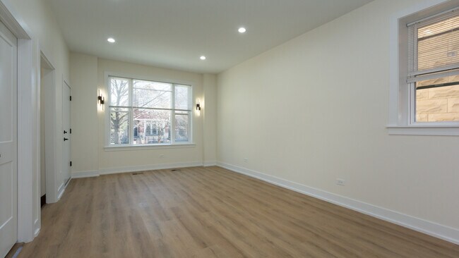 Foto del edificio - 2036 N Hoyne Ave