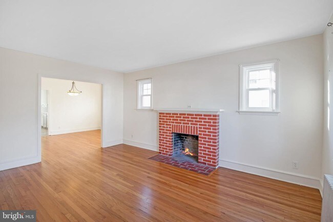 Building Photo - 502 Essex Ave