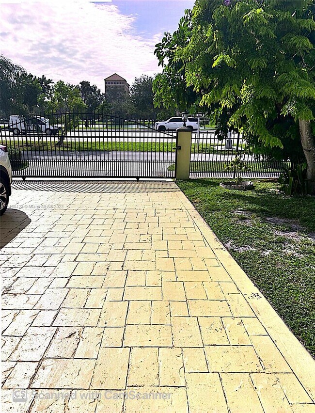 Foto del edificio - 9101 N Kendall Dr