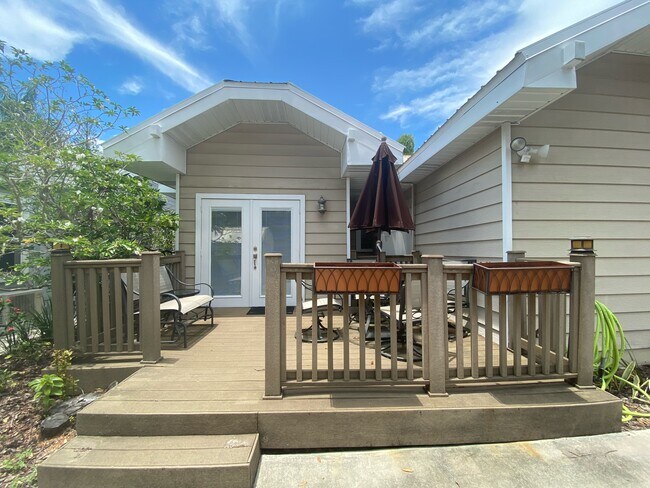 Backyard Deck with furniture - 714 S Bungalow Ter