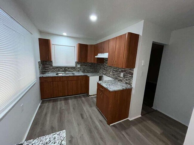 Building Photo - Colonial Ready For You