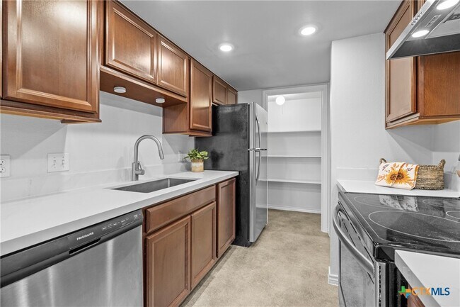 Foto del edificio - 8406 Lyndon Ln