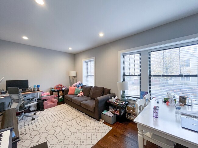 Building Photo - 1750 W Summerdale Ave