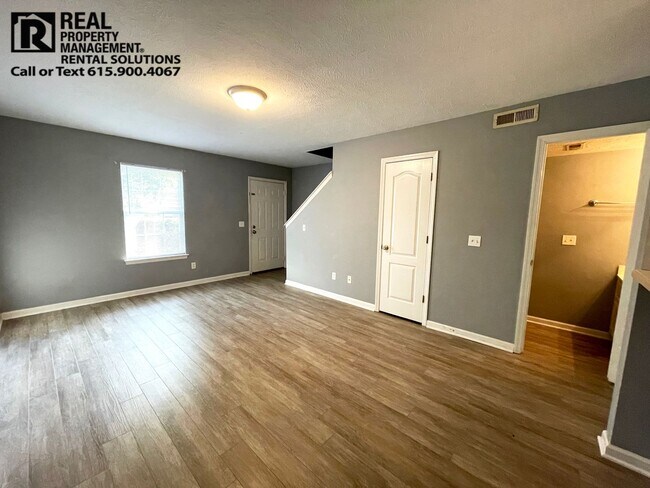 Foto del edificio - 2 Story Brick Duplex- 2BD/1.5BA Walk to MTSU!