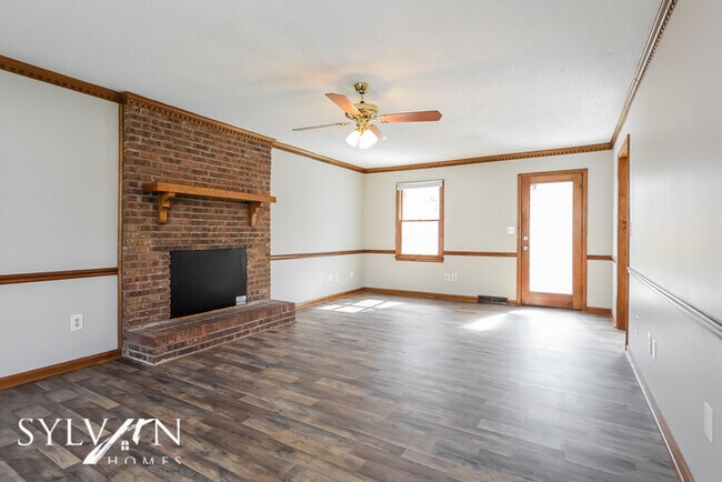 Building Photo - This highly desirable 3 bedroom, 2.5 bathr...