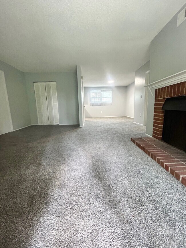 Building Photo - 601 Riverhill Cir