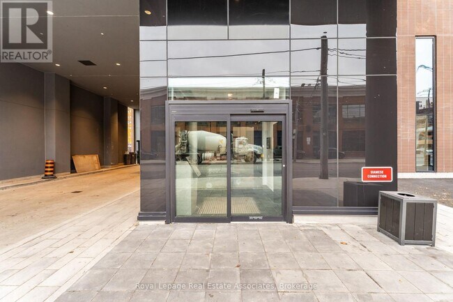 Building Photo - 270-270 Dufferin St