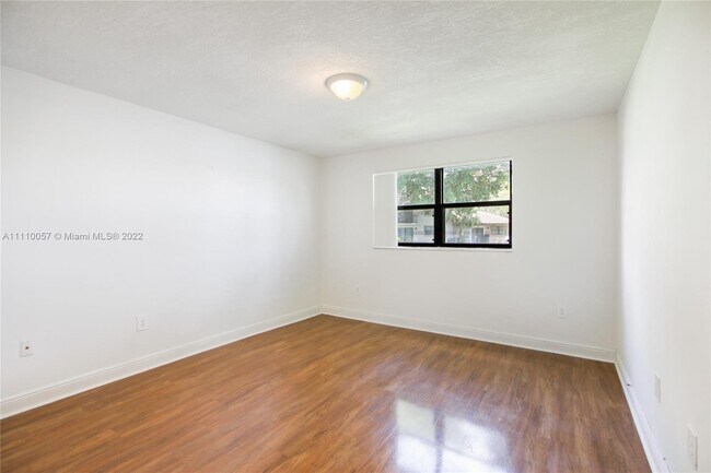 Foto del edificio - 9821 Nob Hill Ct