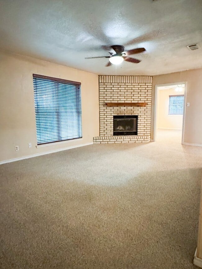 Building Photo - Adorable home on Corner Lot
