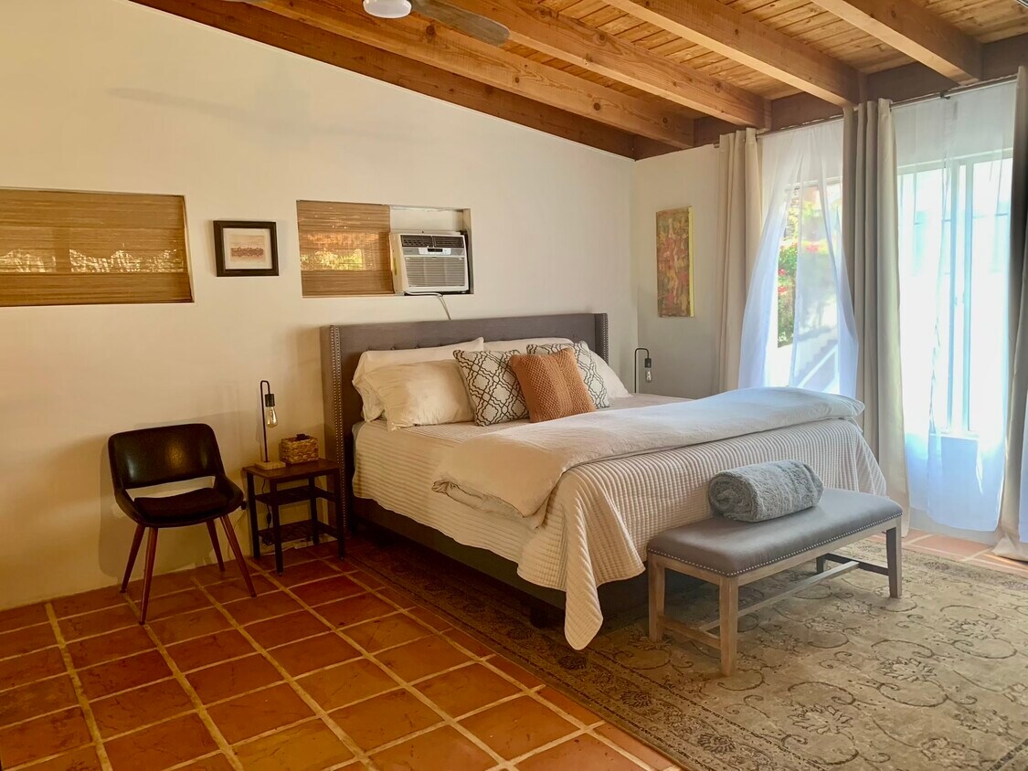 Foto principal - 8852 Wonderland Ave