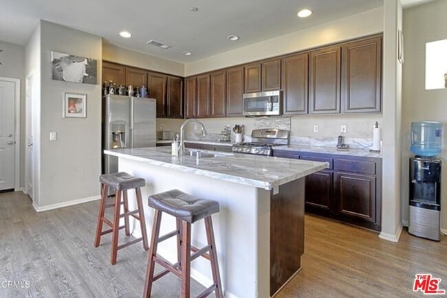 Building Photo - 3554 Albion Dr