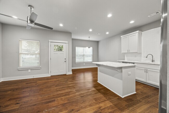 Foto del edificio - 910 W Cato Springs Rd