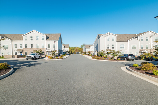 Foto del edificio - The Reserve at Burton Creek (Student Housing)